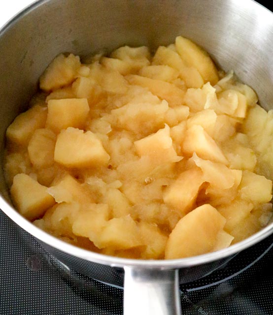 apples cooking in a saucepan 