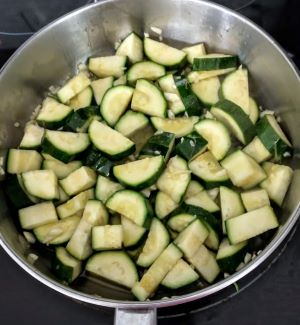 zucchini in skillet with olive oil and garlic