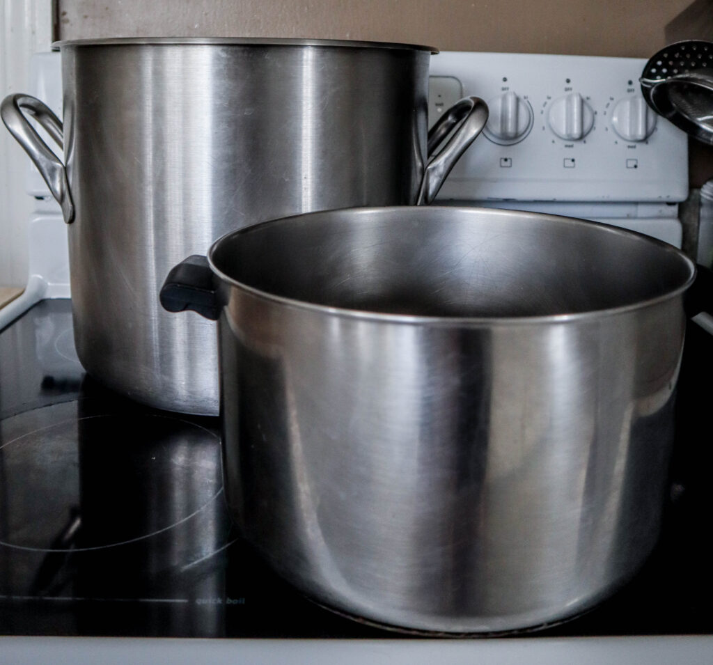 picture of two stock pots